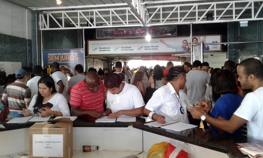 Candidatos buscavam conferir seus nomes e saber a sala onde fariam a prova. (Foto: Marjorie Moura - Ag. A TARDE)